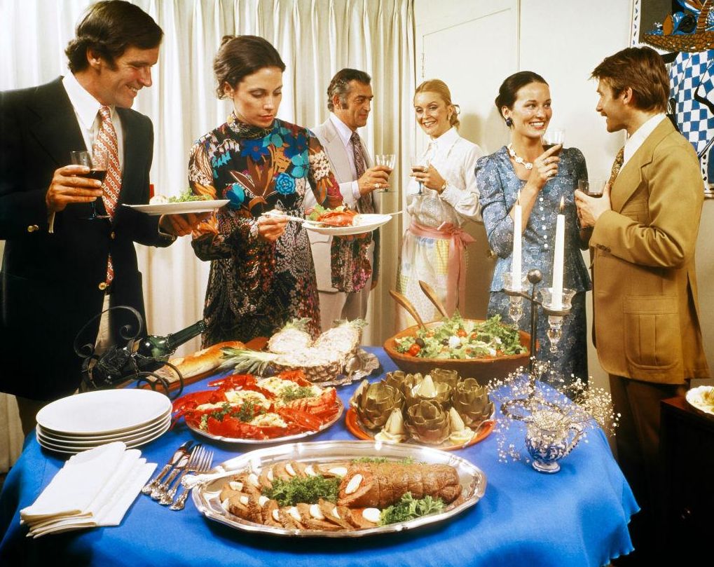 "Mi madre, de la generación del baby boom, era una anfitriona increíble y siempre organizaba fiestas espectaculares (...) Aunque ella decía que disfrutaba mucho siendo anfitriona, siempre estaba muy estresada antes de las fiestas".