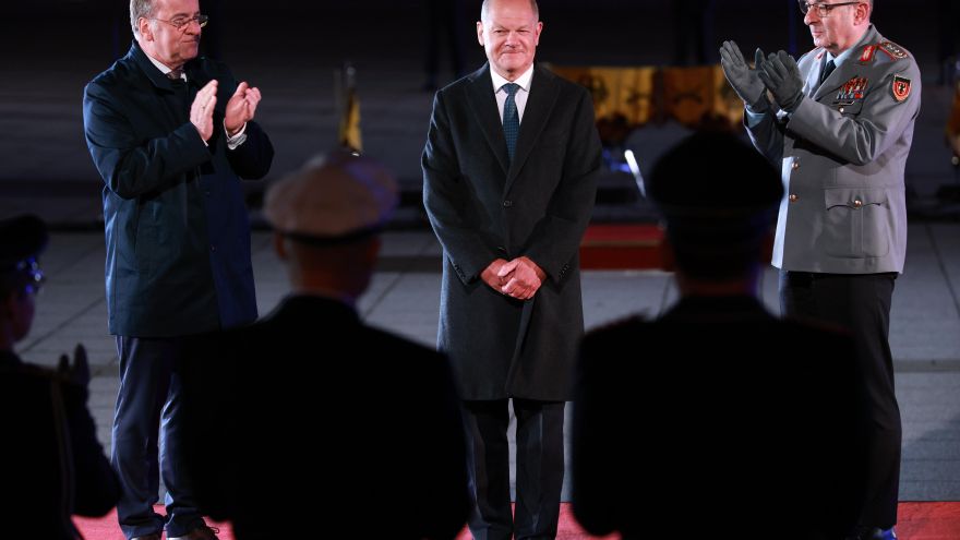 Scholz es despedido por el Ejército al ritmo de Aretha Franklin y los Beatles