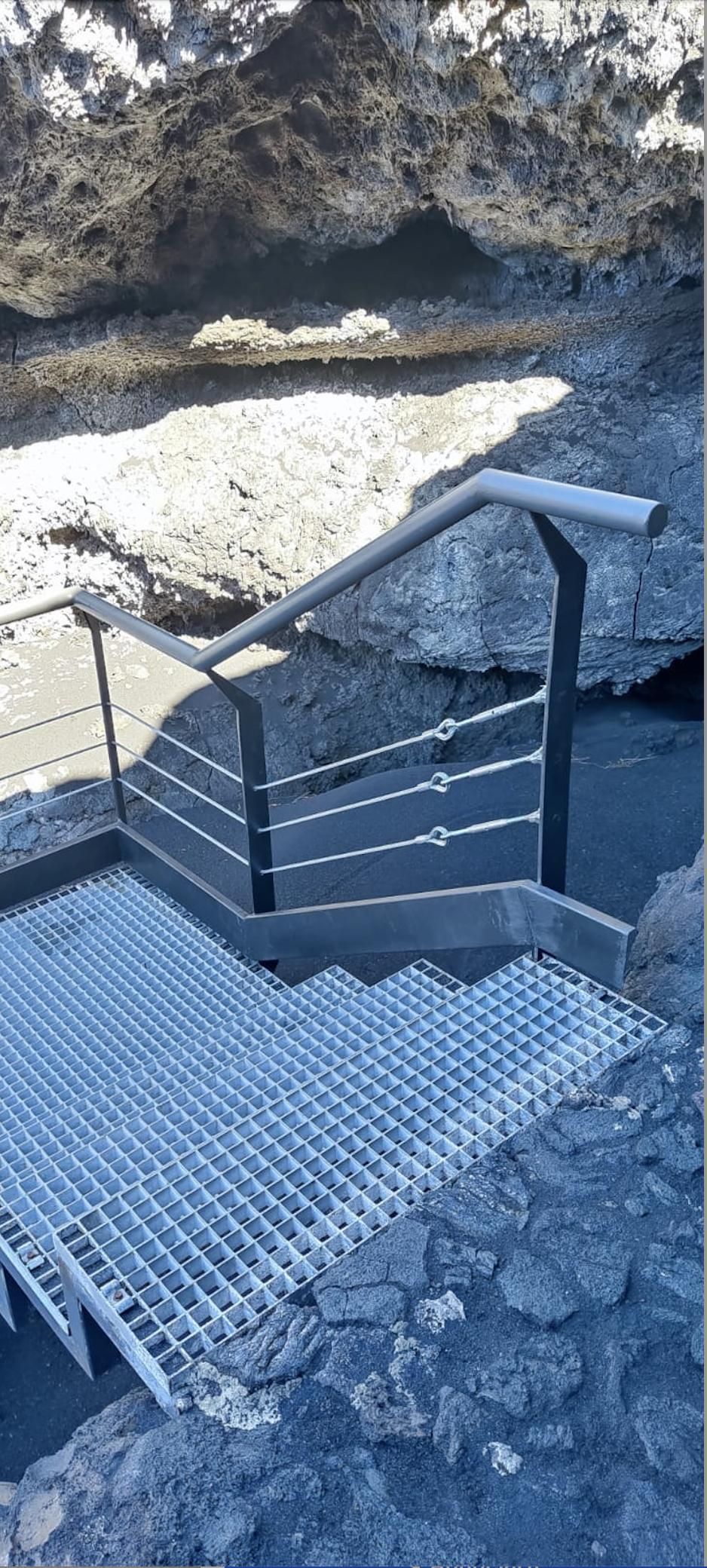 Escalera de acceso a la cueva.