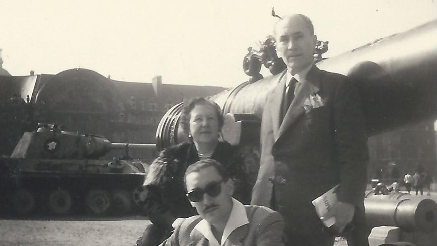Ricardo Bastid con sus padres en París en 1956.