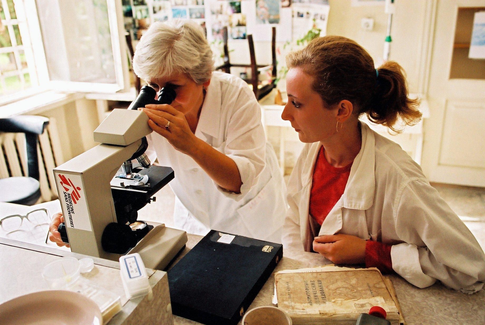 En diciembre de 2011, apenas el 1,4% de un total de cerca de 150.000 ensayos clínicos registrados estaba centrado en las enfermedades desatendidas. Laboratorio del proyecto de tuberculosis de MSF en el Hospital Gulripch de Abjazia