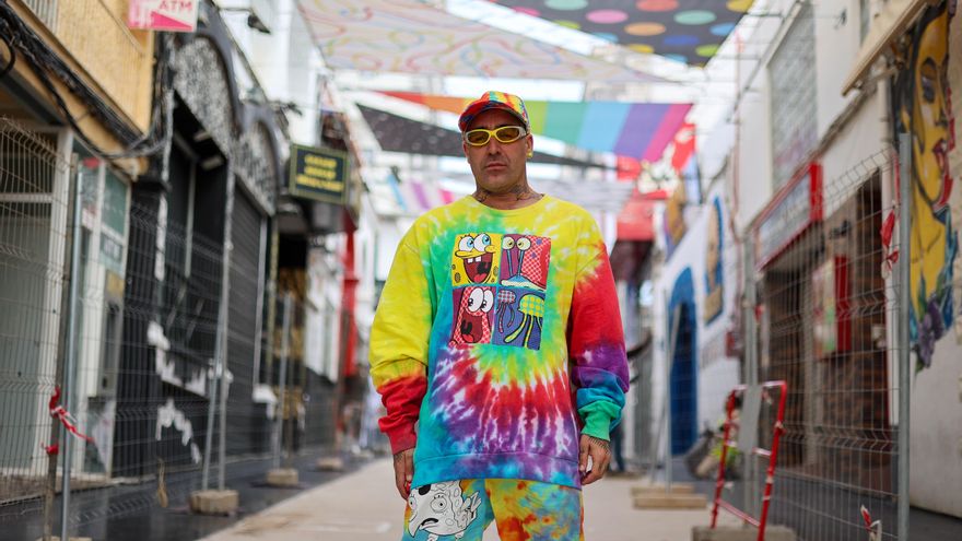 Okuda pinta su 'arcoíris infinito' para expulsar de Ibiza a los turistas ebrios: "Pronto estará lleno de vómitos y orín"