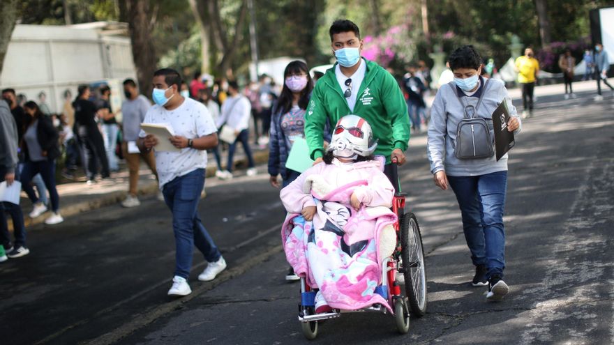 Voluntarios ayudan a jóvenes que acuden a recibir la vacuna contra la Covid-19 hoy, en Ciudad de México (México). EFE/Sáshenka Gutiérrez