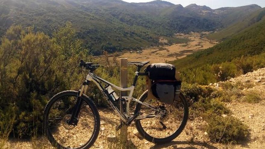 Vista de la Campa de Santiago entre El Bierzo y Omaña