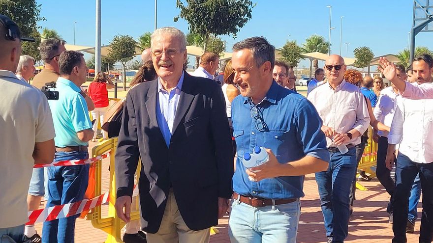 El histórico dirigente del PSOE, Luis Yáñez, miembro de la famosa 'foto de la tortilla', acudió al acto para apoyar a Pedro Sánchez.