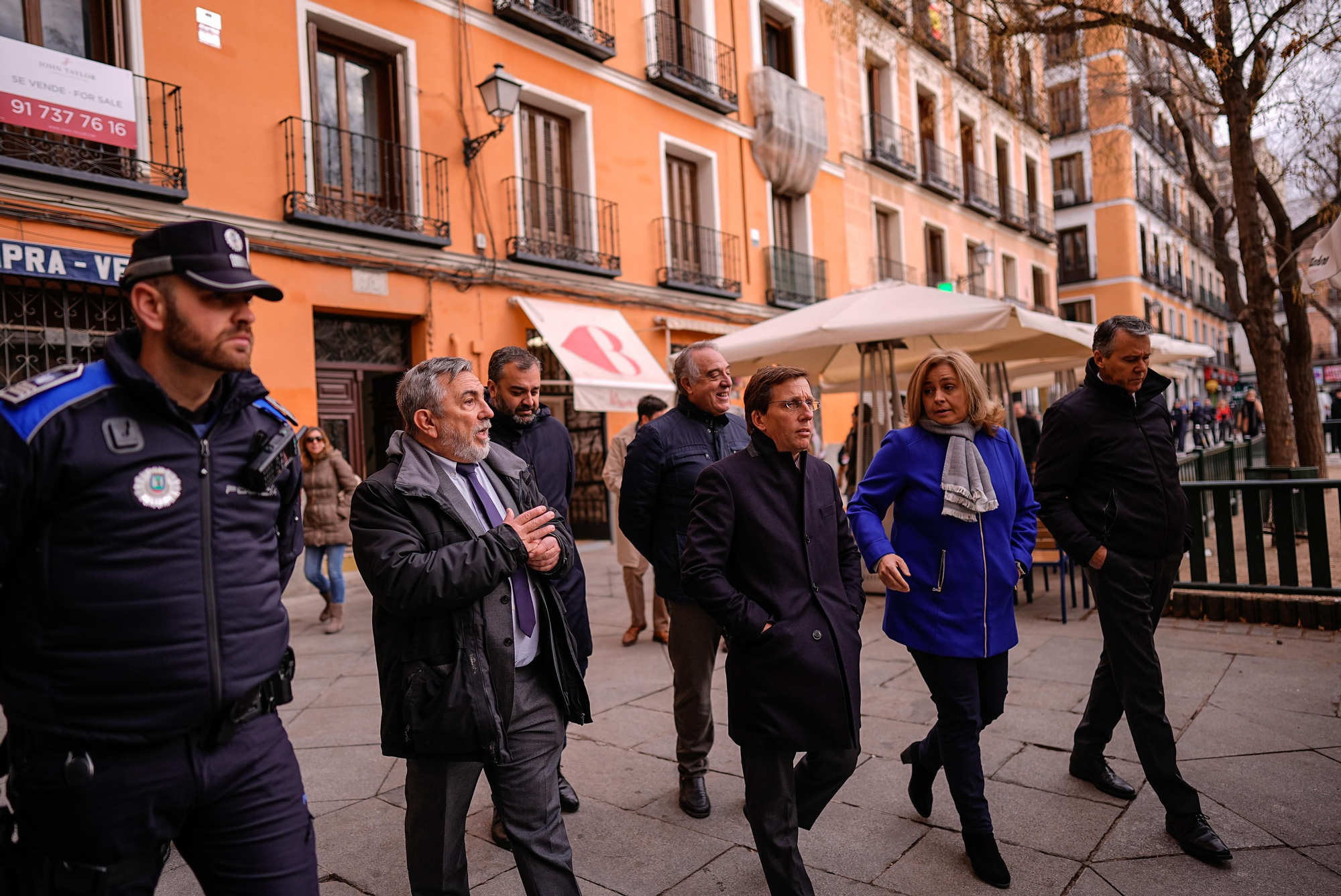 Almeida "inaugura" las cámaras de vigilancia en el Dos de Mayo
