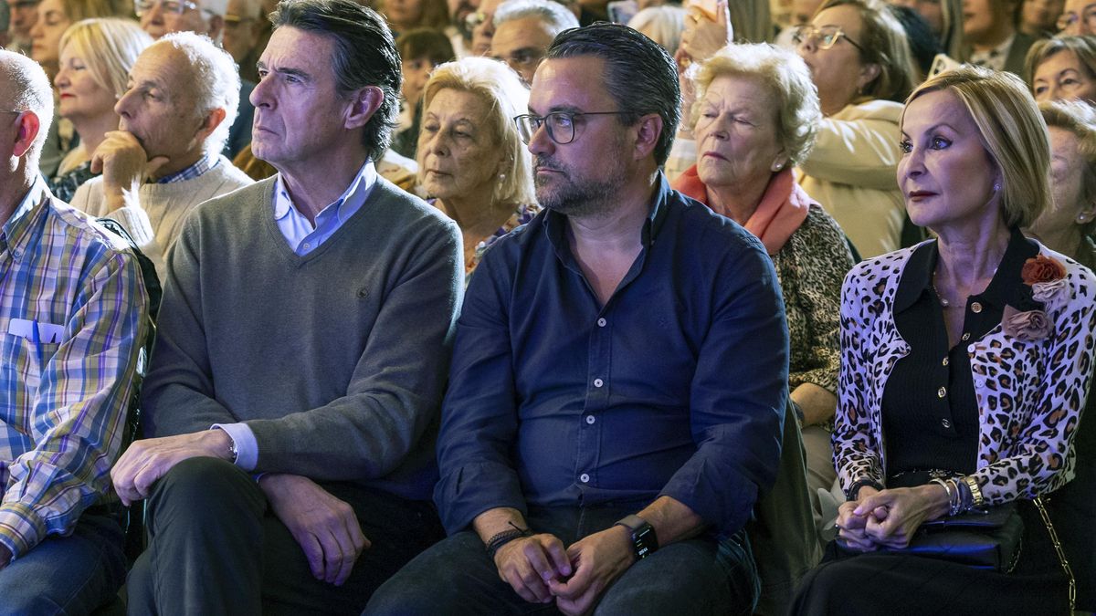 Los expresidentes del partido Popular en Canarias, José Manuel Soria (i), Asier Antona (c) y María Australia Navarro (d), asisten a un acto con afiliados y simpatizantes en Las Palmas de Gran Canaria.