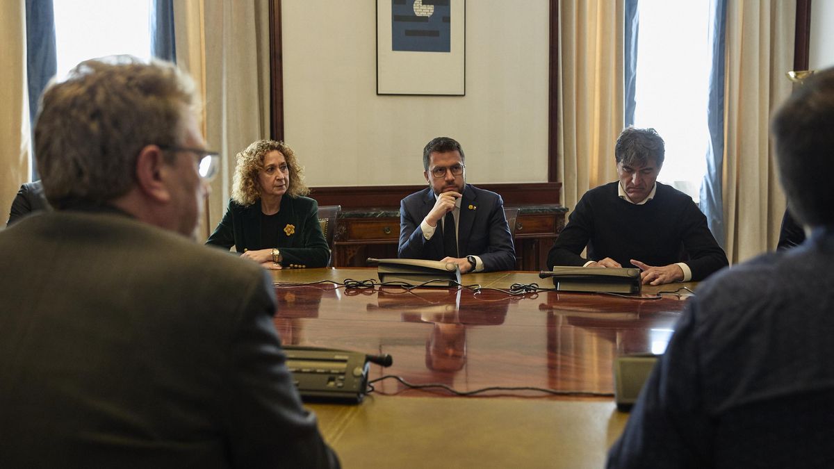 El presidente de la Generalitat de Cataluña, Pere Aragonès (c), durante su reunión en el Congreso de los Diputados, a 21 de abril de 2022, en Madrid (España).