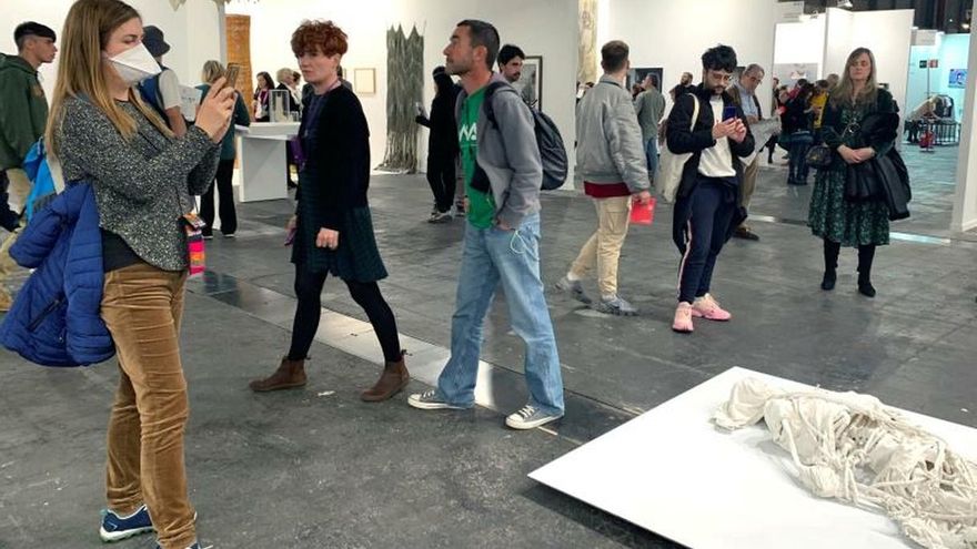 Vista de una visitante de ARCO ataviada con una mascarilla, este viernes en Madrid. La feria, que hoy viernes cruza el ecuador de su programación y abre las puertas al público general, vive ajena a la crisis del coronavirus, y solo se han visto por la feria a un par de visitantes con mascarilla. Desde primera horas de la mañana la feria se ha llenado de estudiantes y publico familiar, y en algunas galerías era difícil moverse.