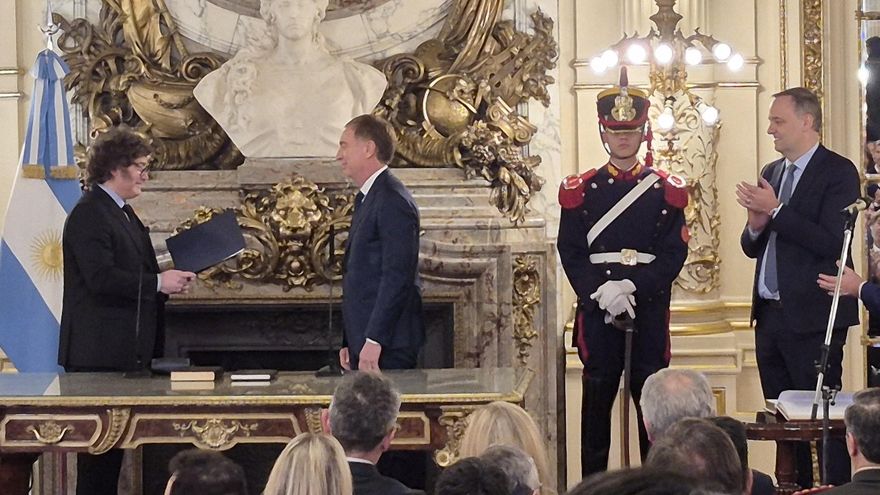 Santilli juró como jefe de Gabinete ante Milei, con Adorni a su lado y gobernadores como invitados