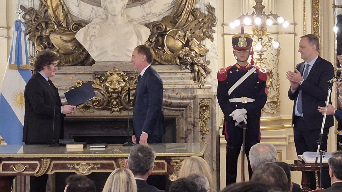Santilli juró como jefe de Gabinete ante Milei, con Adorni a su lado y gobernadores como invitados