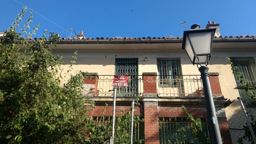 Imagen exterior de Velintonia, con un antiguo cartel de puesta a la venta