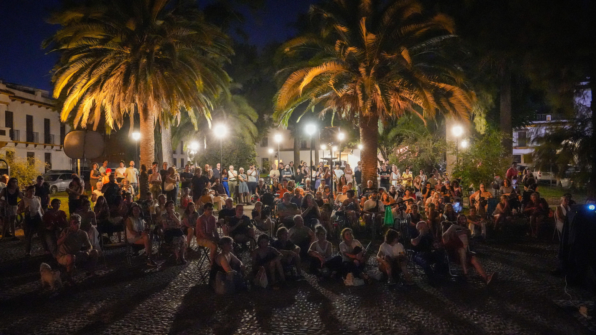 Concentración en defensa de los cines de verano, con la proyección de Un perro andaluz en la plaza de la Magdalena
