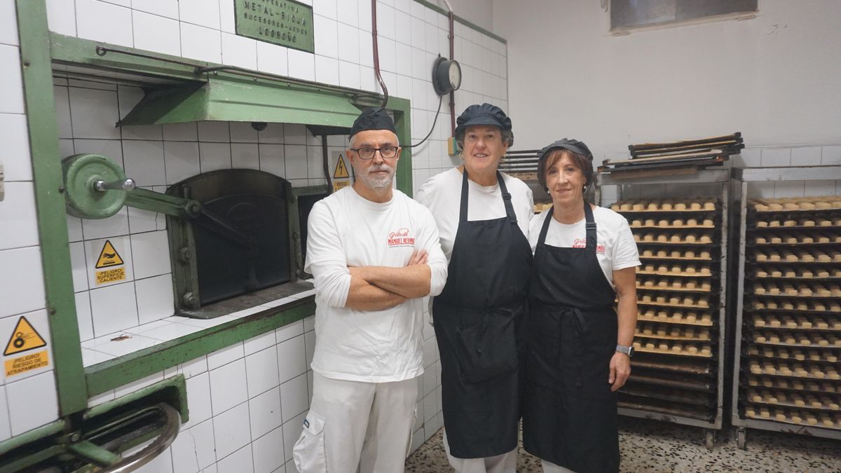 Los tres trabajadores que mantienen el último obrador de mazapanes de Soto en Cameros, Viuda de Manuel Redondo