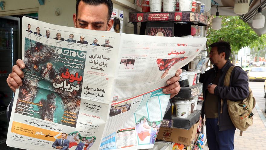 Un iraní lee el diario iraní Jame Jam con el titular "Sea Bluff" junto a un quiosco en Teherán, Irán, el 13 de abril de 2026. EFE/EPA/ABEDIN TAHERKENAREH