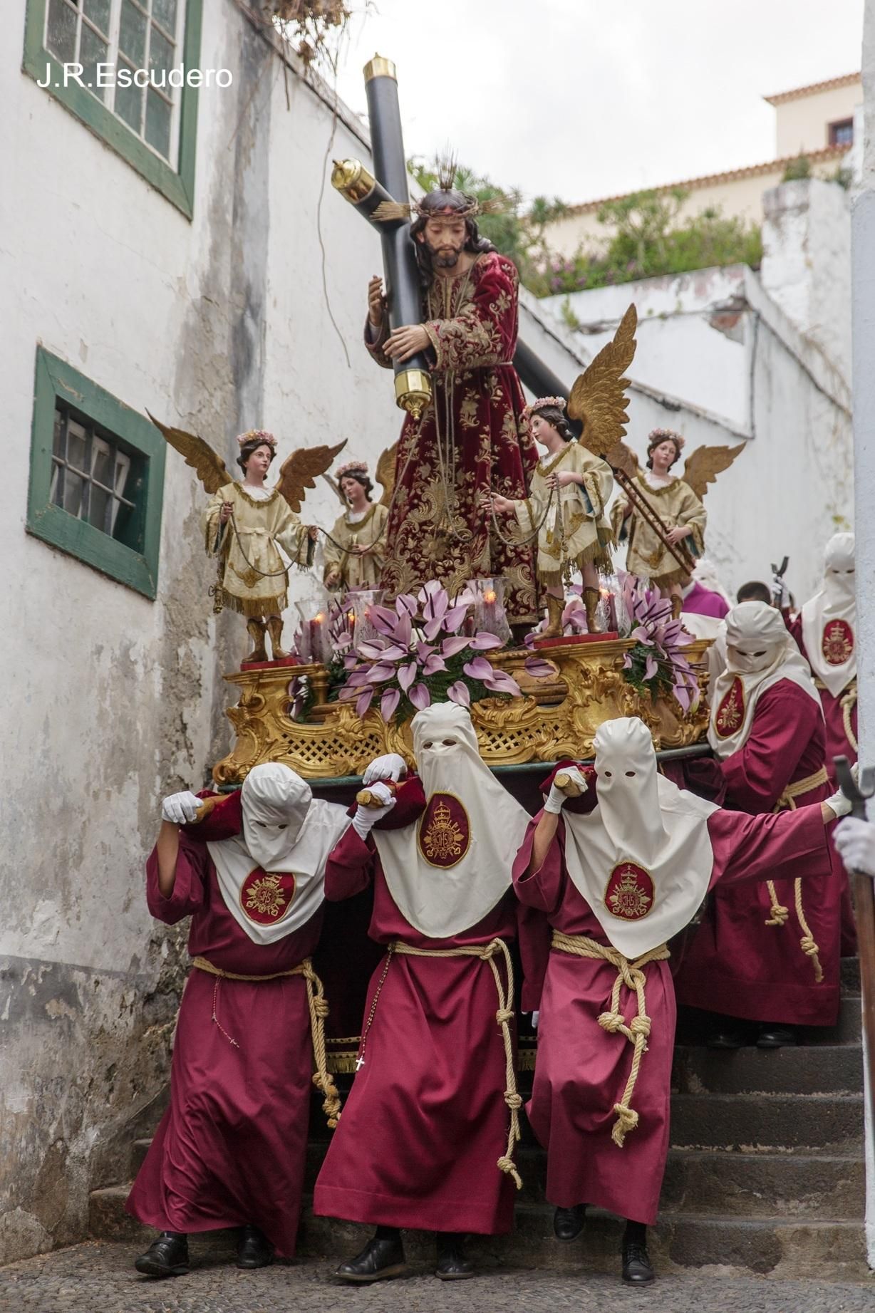 El Nazareno bajando en procesión por la Cuesta Matías. J. R. ESCUDERO