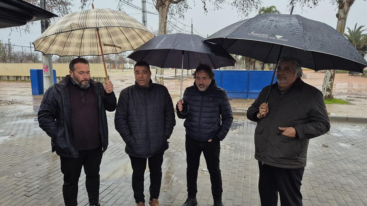 Los comerciantes ambulantes guardan un minuto de silencio por las víctimas de Adamuz.