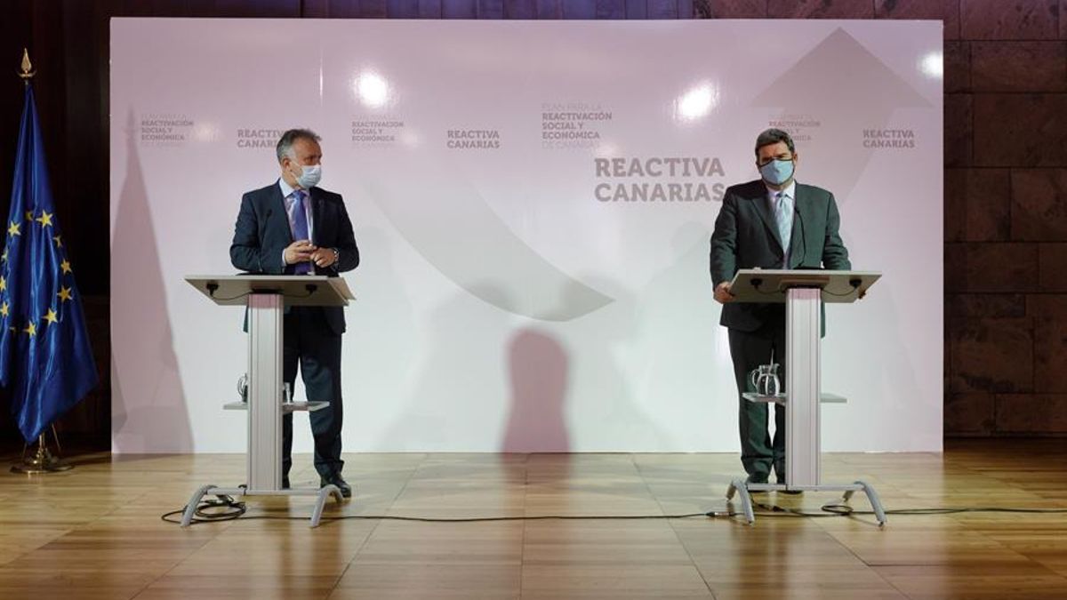 El ministro de Inclusión, Seguridad Social y Migraciones, José Luis Escrivá, y el presidente del Gobierno de Canarias, Ángel Víctor Torres, durante una rueda de prensa en Santa Cruz de Tenerife.