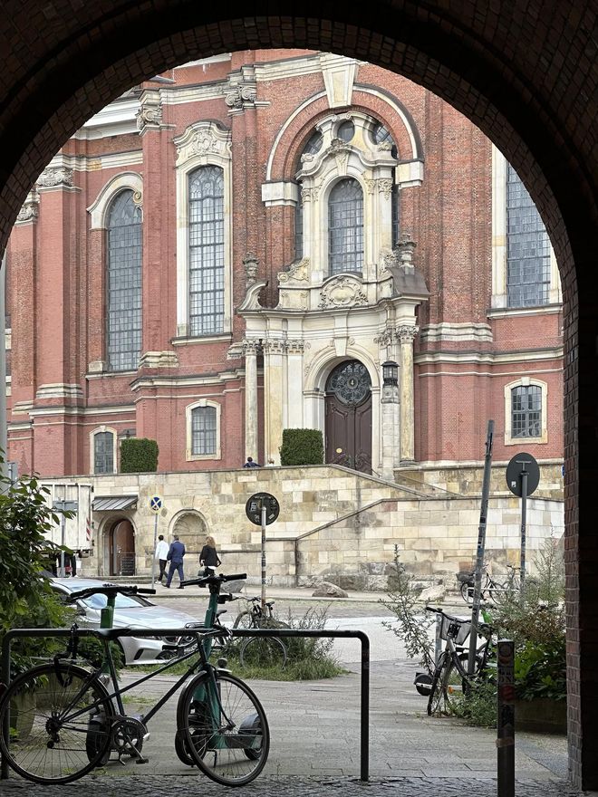 La portada de San Miguel desde uno de los muchos callejones del barrio de Neustadt.