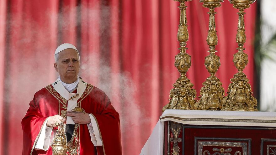 El papa León XIV celebrando este domingo la misa del Domingo de Ramos en la plaza de San Pedro (Ciudad del Vaticano).