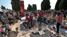 Trabajadores de Arqueoantro inician una exhumación en una fosa del cementerio de Paterna (València).