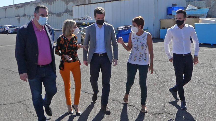Archivo - La presidenta de los populares canarios, Australia Navarro,  el líder del PP, Pablo Casado; y la alcaldesa de Mogán (Gran Canaria), Onalia Bueno; conversan durante su visita al Muelle de Arguineguín (Gran Canaria)
