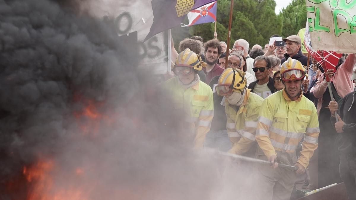 Protestas de los trabajadores forestales ante las Cortes de Castilla y León por los incendios y su gestión.