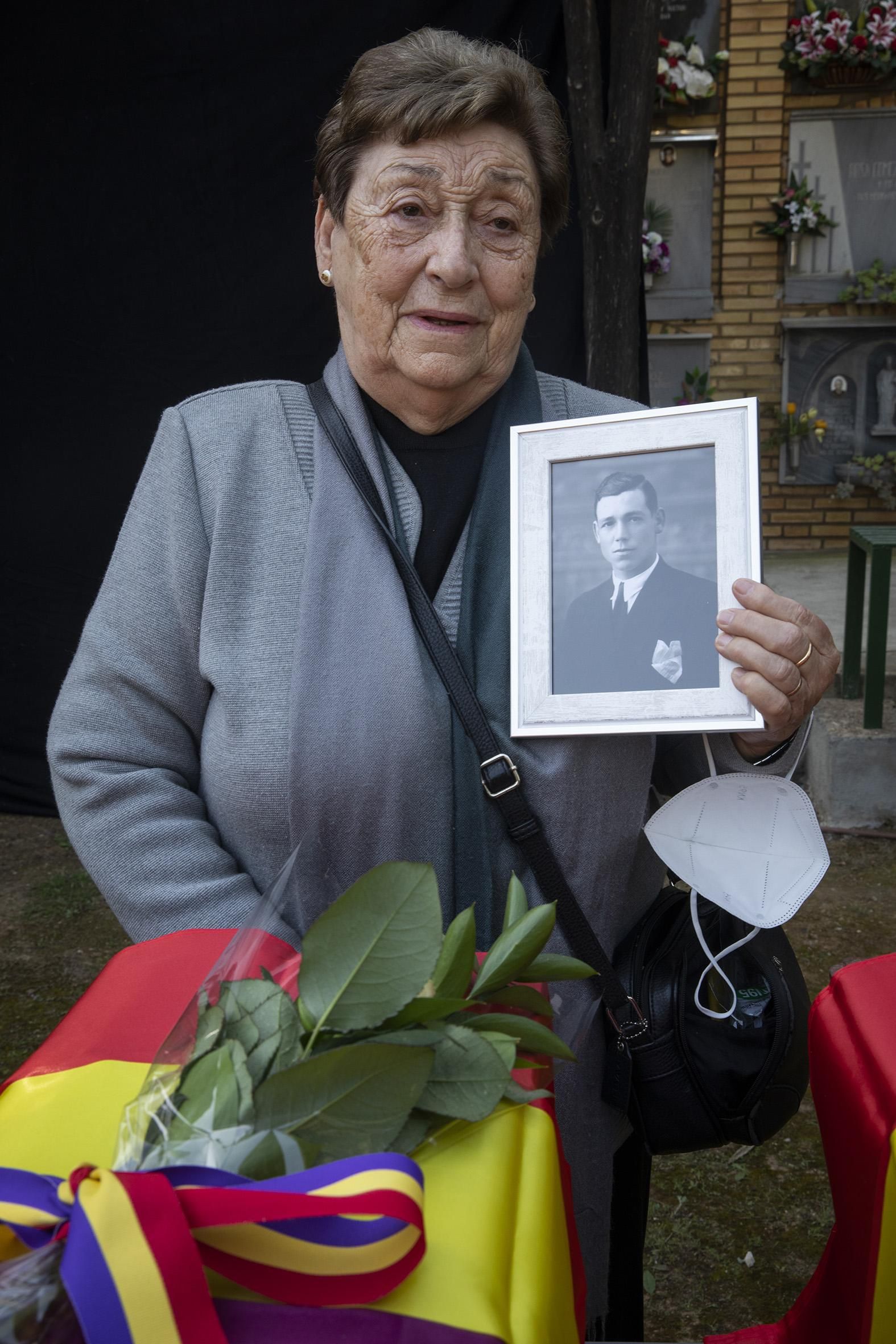 Pepita Peiró recibe los restos de su familiar en el cementerio de Paterna.
