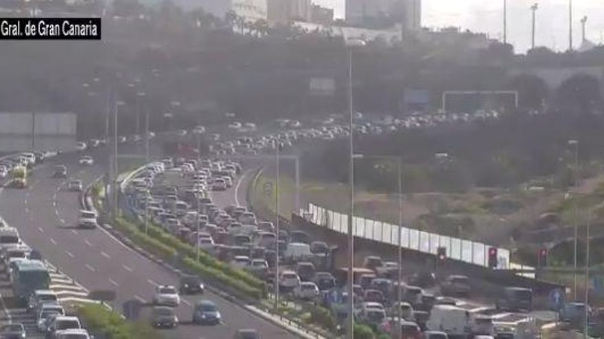 Grandes retenciones en la GC-3 por un accidente en el túnel de la Ballena