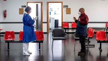 Una doctora atiende a un paciente en un centro de salud.