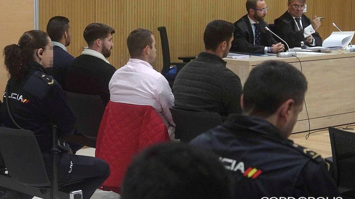 'La Manada' sentada en el banquillo en Córdoba.