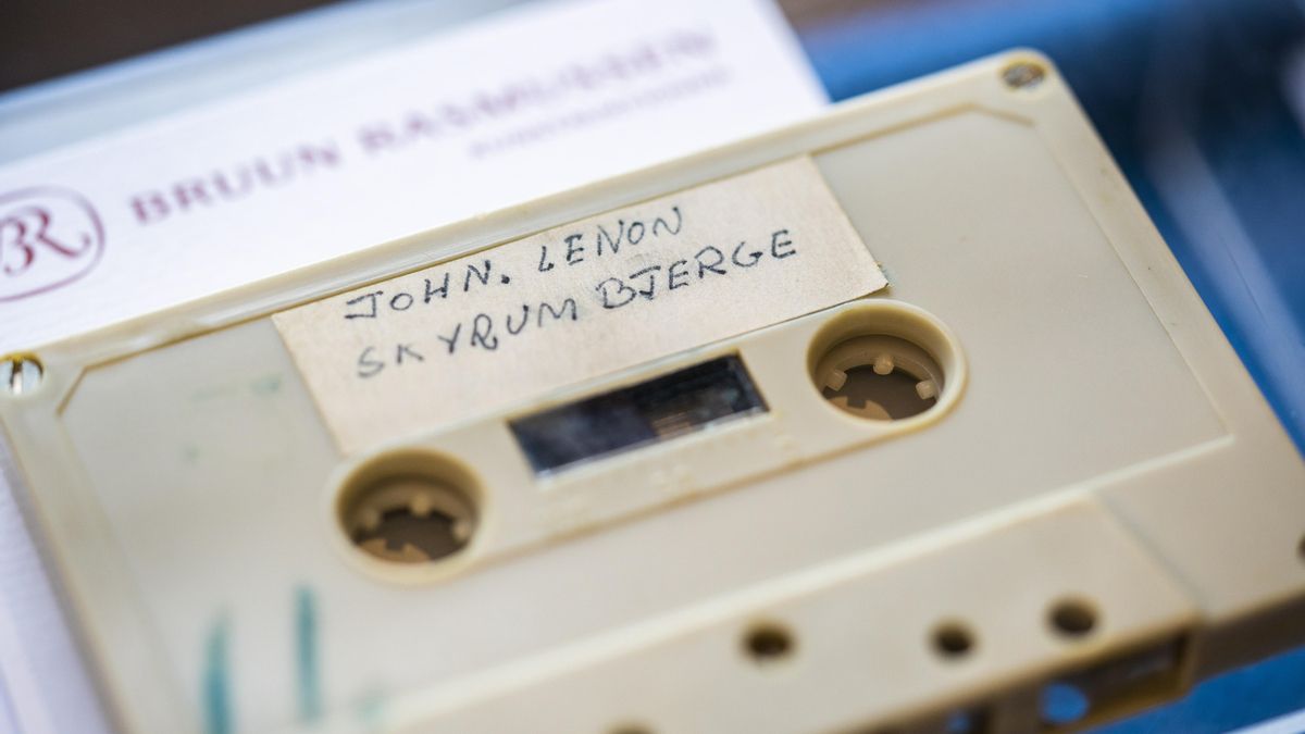 Un casete con la grabación de las entrevistas de cuatro estudiantes daneses con John Lennon y Yoko Ono