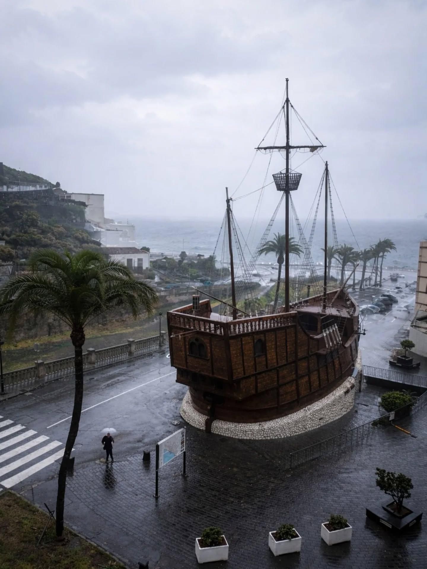 Primer amanecer del año en Santa Cruz de La Palma:  bruma y lluvia.