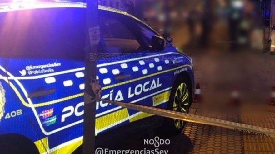 Una multitud se enfrenta a la Policía Local en una batalla campal en el Polígono Norte de Sevilla