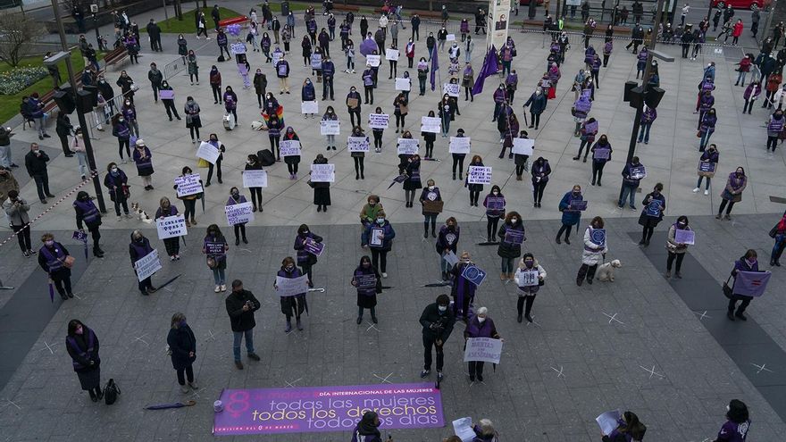 La Plaza del Ayuntamiento de Santander ha acogido el acto central del 8M en Cantabria.