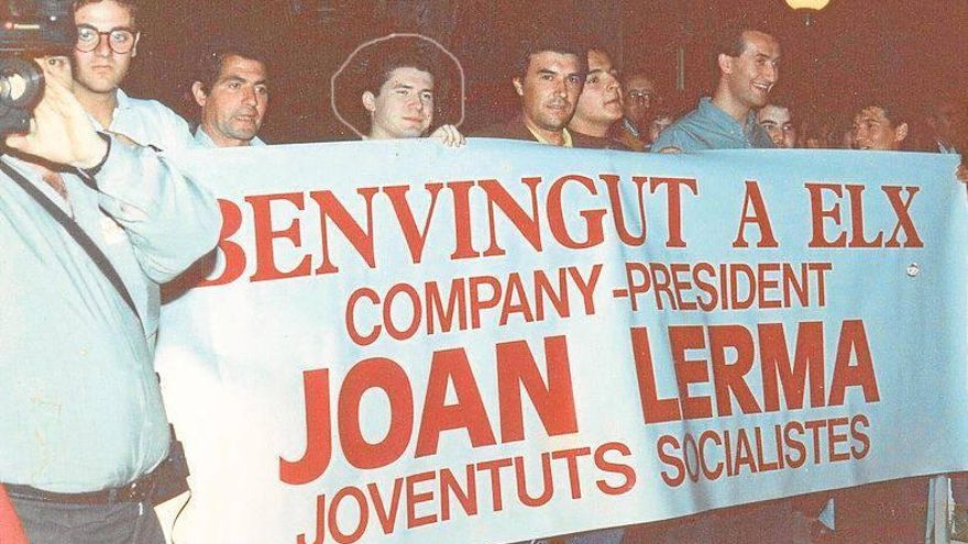Emilio Argüeso, tras la pancarta, cuando estaba en las Juventudes Socialistas.