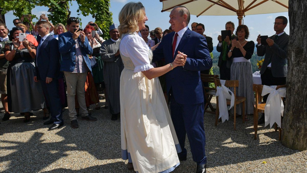 La exministra de exteriores austriaca Karin Kneissl bailando con Vladimir Putin durante su boda en agosto de 2018
