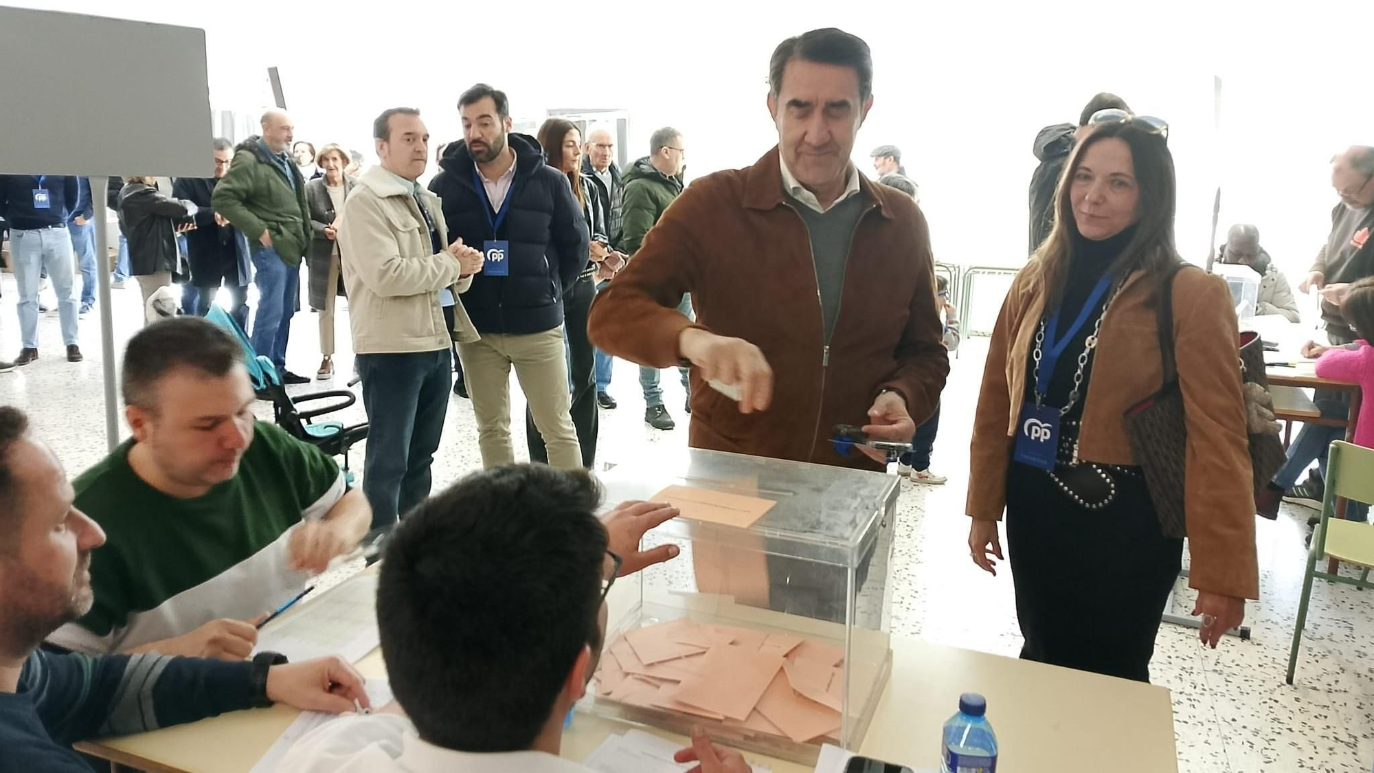 Votación de Suárez-Quiñones (PP) en las elecciones autonómicas junto a la candidata, María José Álvarez Casais.