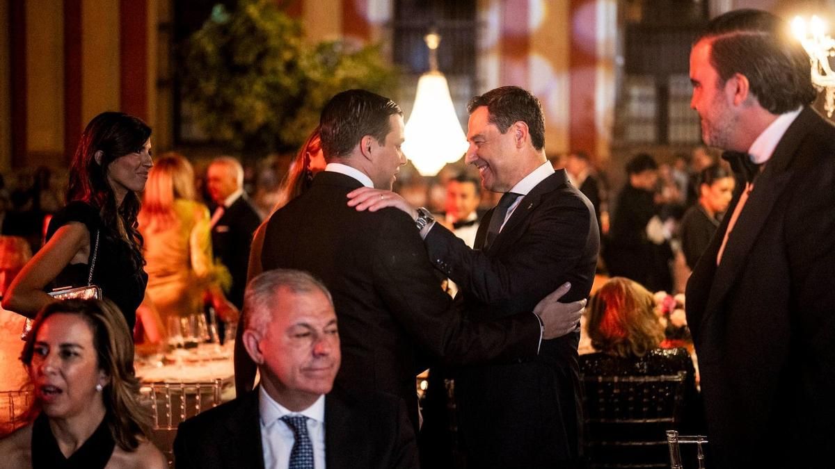 El Ayuntamiento de Sevilla y el Gobierno andaluz pagaron 36.000 euros por la cena privada junto a la Giralda con Moreno y Sanz de invitados