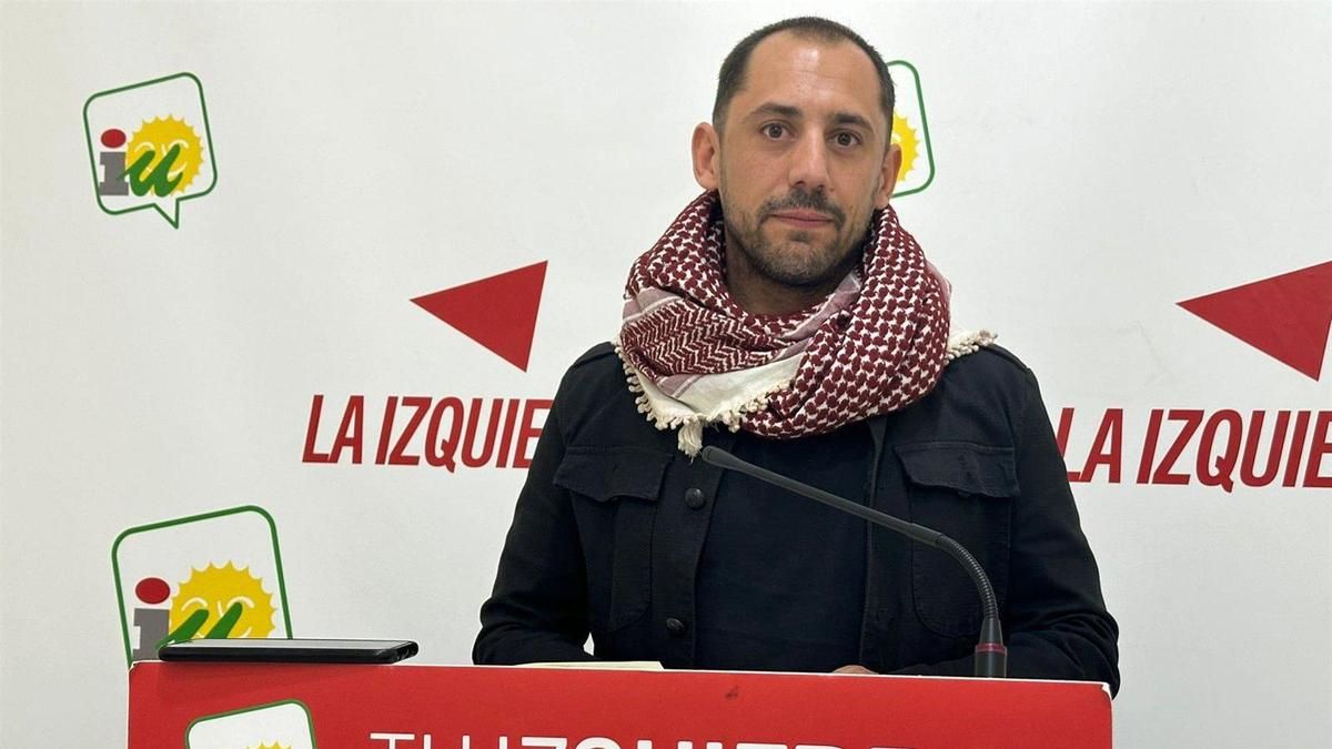 El coordinador provincial de IU en Córdoba, Sebastián Pérez, con el pañuelo palestino, en una imagen de archivo.