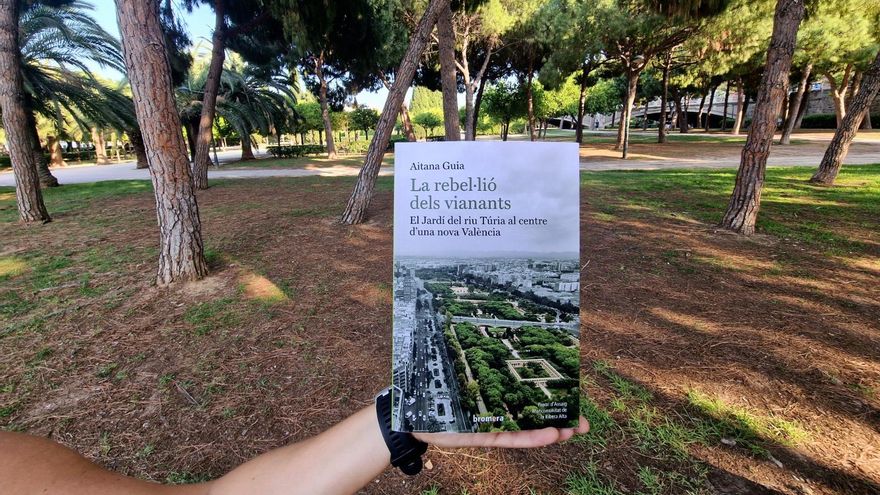 'La rebel·lió els vianants' és una obra d’assaig, una guia històrica i alhora una crònica molt particular i personal de la ciutat de València d'Aitana Guia.