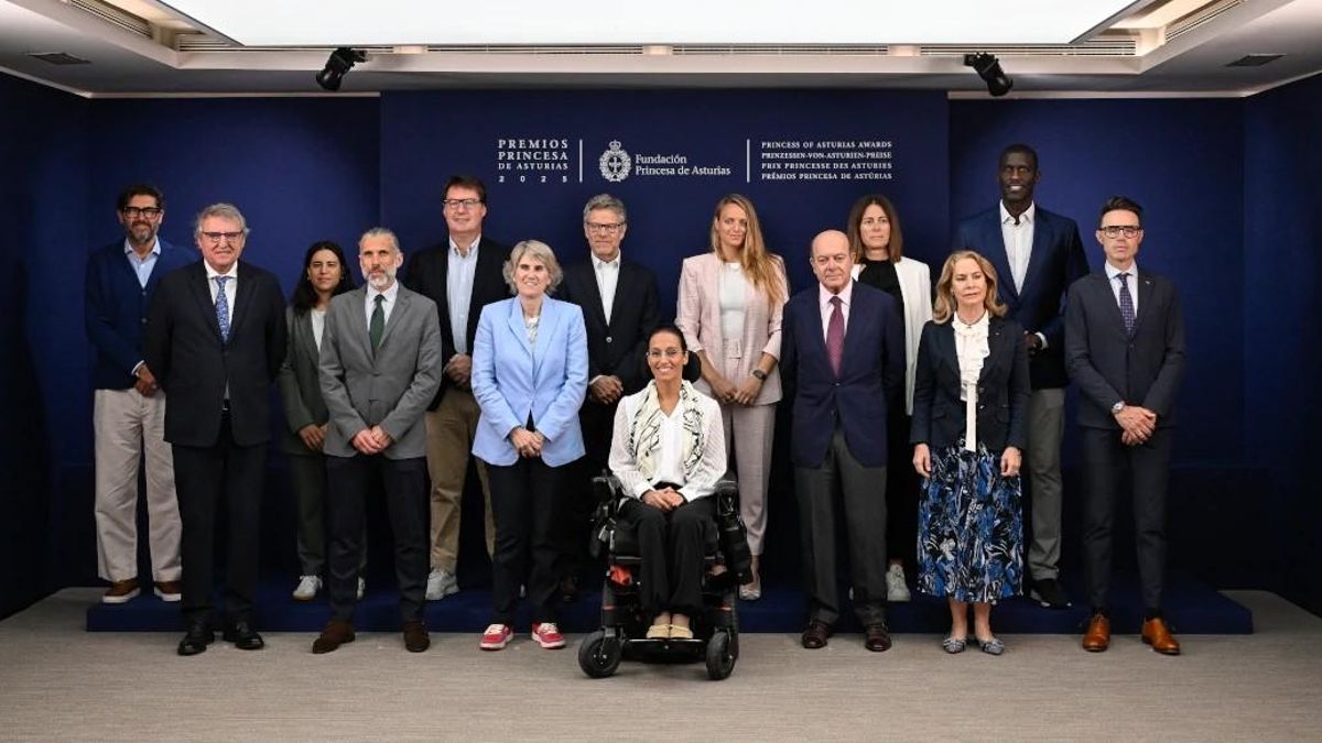 Foto de familia del jurado del premio Princesa de Asturias de los Deportes 2025. 