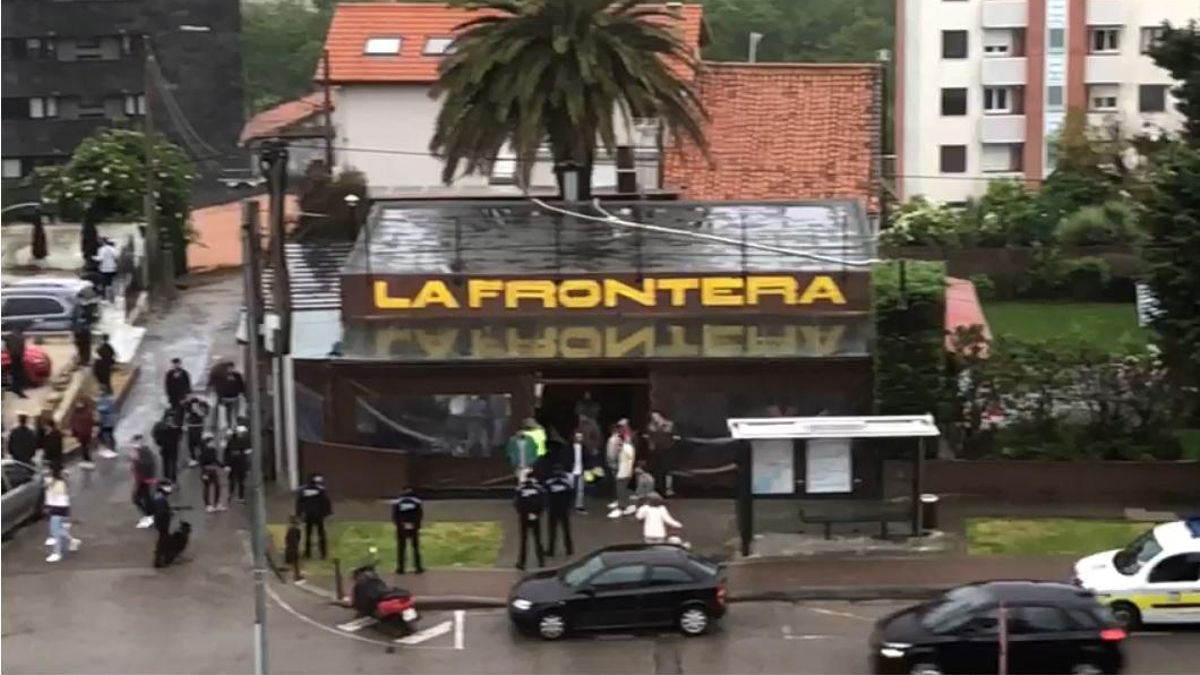 Bar 'La Frontera' durante la redada policial.
