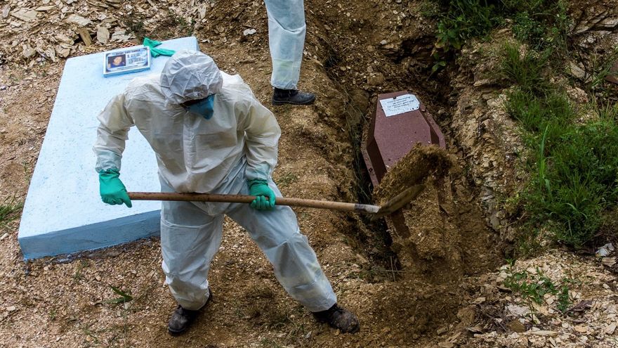 Las 487 muertes reportadas en las últimas 24 horas están aún muy lejos de las 4.249 del 8 de abril de 2021, máximo histórico desde el inicio de la pandemia, pero marcan una tendencia al alza preocupante en el país. Foto de archivo.