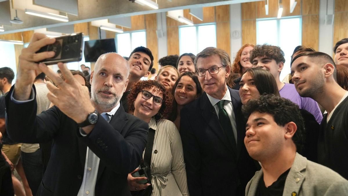 El líder del PP, Alberto Núñez Feijóo, tras un diálogo con el jefe de gobierno de la ciudad autónoma de Buenos Aires, Horacio Rodríguez Larreta, durante su visita a Argentina el 7 de noviembre de 2022.