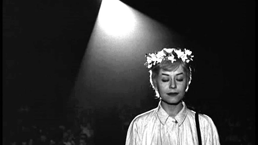 Cabiria, interpretada por Giulietta Masina, es hipnotizada