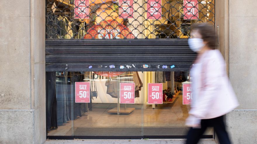 La Generalitat de Cataluña permitirá desde este lunes reabrir los centros comerciales, con un 30 % de aforo, y los desplazamientos de fin de semana dentro de la comarca. EFE/Marta Pérez/Archivo