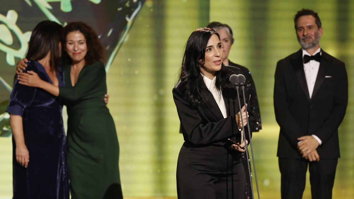 La realizadora Alauda Ruiz de Azúa tras recibir el premio a Mejor largometraje de ficción por su película Los Domingos.