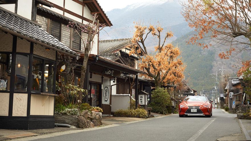 El chef Lionel Beccatt conduciendo el Lexus LC Cabrio en las carreteras de la prefectura alta de Oita, al suroeste de Japón