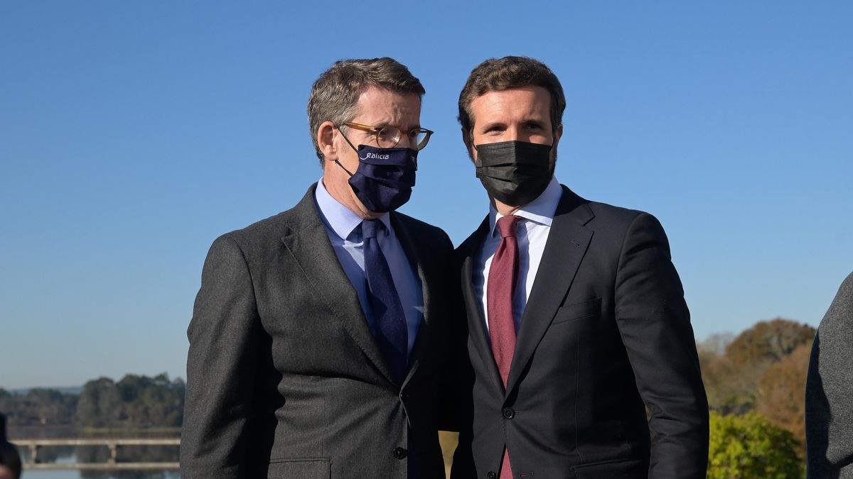 Archivo - El presidente de la Xunta de Galicia, Alberto Núñez Feijoo (i) y el presidente del PP, Pablo Casado (d), posan a su llegada a la última Junta Directiva Provincial del PP de A Coruña de 2021, a 17 de diciembre de 2021, en A Coruña, Galicia, (Espa